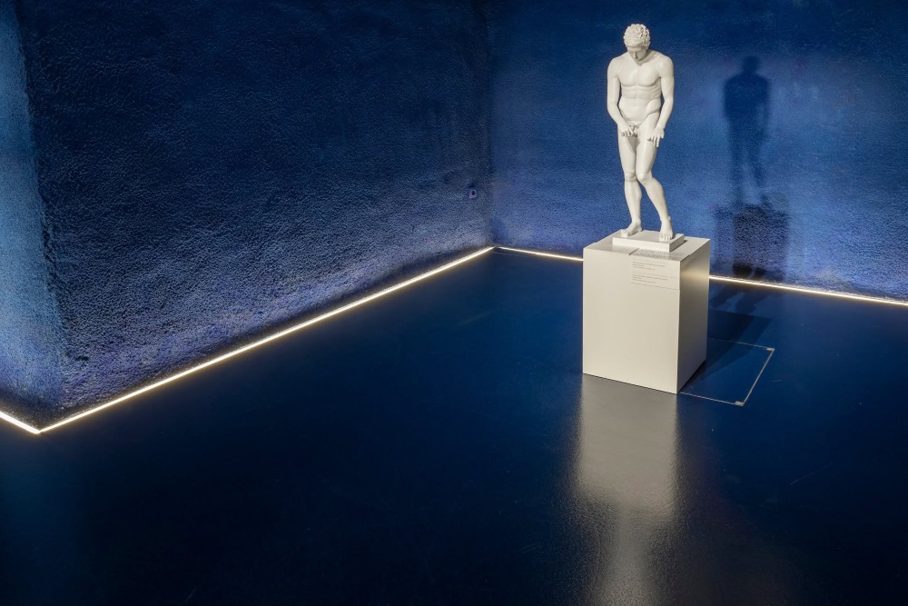 U prizemlju Muzeja Apoksiomena postavljen je Bijeli Apoksiomen - replika originalne statue, taktilna skulptura namijenjena slijepim i slabovidnima osobama, visoka 96 centimetara, izrađena od poliesterske smole